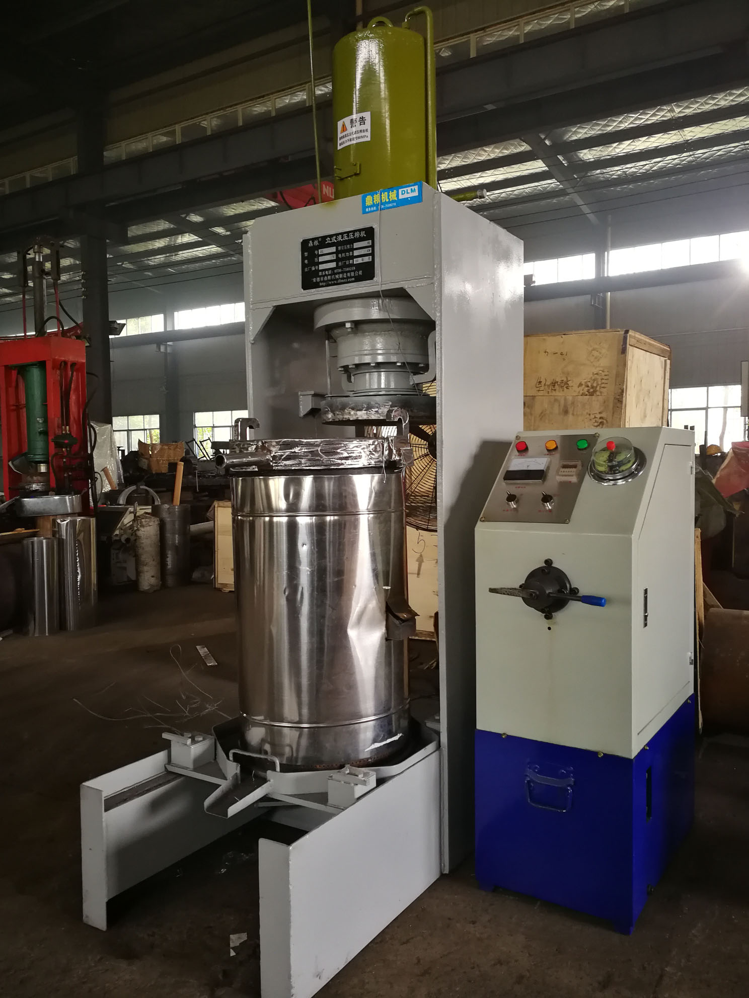 不銹鋼超高壓立式液壓壓榨機(jī)，果汁壓榨機(jī)，果渣壓榨機(jī)，藥材壓榨，油渣處理，白土壓榨